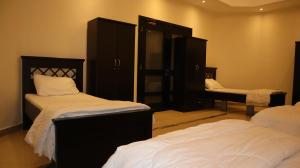 International Abu Dhabi Hostel في أبوظبي: غرفة بسريرين