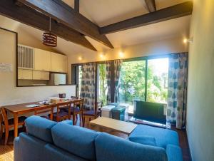 uma sala de estar com um sofá azul e uma mesa em At the foot of Nasu, an old private house remodele - Vacation STAY 15220 em Nasushiobara