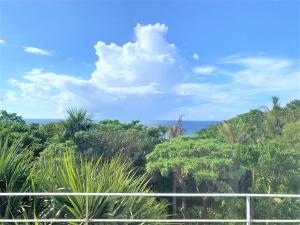 ein Blick auf das Meer vom Balkon eines Hauses in der Unterkunft Blue cave Blue in Green - Vacation STAY 31673v in Fukai + 3 Fotos