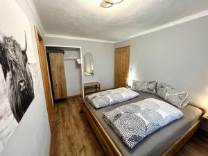 Rúm í herbergi á Zum Loderwinkl