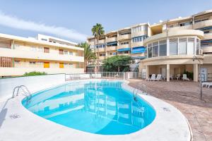 a large swimming pool in front of a building at VISTA MAR Complejo La Colina in San Agustin