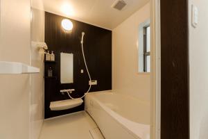 łazienka z wanną, toaletą i umywalką w obiekcie Wakamiya detached house - Vacation STAY 35575v w Tokio