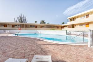 una piscina frente a un edificio en VISTA MAR Complejo La Colina, en San Agustín