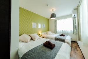 pokój hotelowy z 2 łóżkami i ręcznikami w obiekcie Wakamiya detached house - Vacation STAY 35575v w Tokio