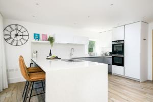 Galería fotográfica de Lakeside property with spa on a nature reserve Butterfly Sound CW10 en Somerford Keynes