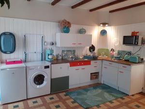 ロズ・シュル・クエノンにあるRêve du Revertのキッチン(洗濯機、洗濯機付)