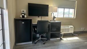 Pokój z biurkiem z monitorem i krzesłem w obiekcie Days Inn by Wyndham San Diego Vista w mieście Vista