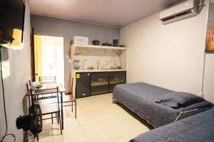 a bedroom with a bed and a table and a desk at Apartamento Quepoa in Quepos
