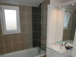 A bathroom at Holiday Home with terrace at 600 m from beach