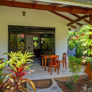 a patio with a table and chairs in a house at Hotel Colinas del Sol in Atenas