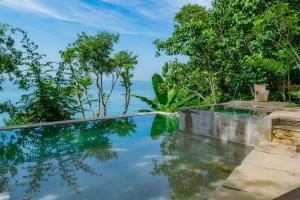 una piscina d'acqua di fronte agli alberi di Tres Piedras 