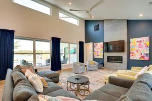 sala de estar con sofá y chimenea en High-End Home on Cedar Creek Reservoir with Pool!, en Malakoff