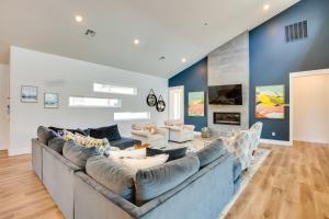 TV a/nebo společenská místnost v ubytování Relax Fireside! Waterfront Malakoff Home with Pool