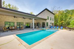 - une piscine dans l'arrière-cour d'une maison dans l'établissement Upscale Home on Cedar Creek Pool, Hot Tub and Views, à Malakoff