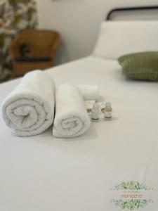 a pair of towels sitting on top of a bed at Monlochèl in Noci
