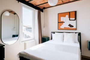 Schlafzimmer mit einem Bett und einem Spiegel in der Unterkunft Flat w City View Near Galata Tower in Istiklal Ave in Istanbul