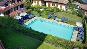 an overhead view of a swimming pool with chairs and umbrellas at Villa Quattro Stagioni in Colico