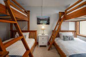 1 dormitorio con 2 literas y lámpara en 3BR Spacious Benchlands Family Townhome by Harmony Whistler en Whistler
