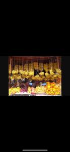 uma exposição de frutas e produtos hortícolas num mercado em Appartement Anir em Agadir