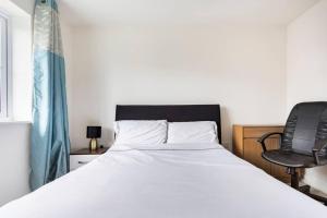 Postel nebo postele na pokoji v ubytování Double bedroom with a private bathroom