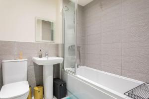 a bathroom with a sink and a toilet and a bath tub at Double bedroom with a private bathroom in Woodplumpton