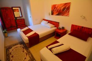 a small bedroom with a bed and a couch at Side Kaktüs Boutique otel in Side