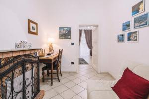 Una sala de estar con chimenea y una mesa. en Fortalba House, en Vietri