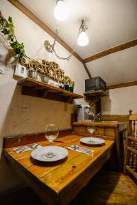 uma mesa de madeira com dois copos de vinho em Castle Wood Theme Cottages- COUPLES ONLY em Big Bear Lake
