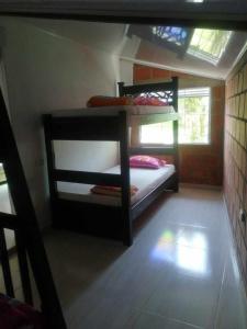 a room with two bunk beds and a window at FINCA YAJARI in Papagalleros