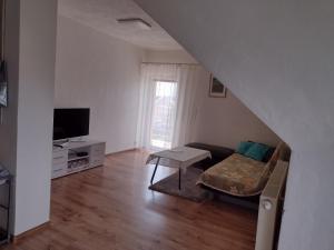 uma sala de estar com um sofá e uma mesa em Appartement in Nitra under the Zobor-Hill em Nitra