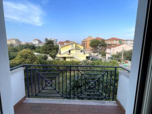 a balcony with a view of a city at Intero Appartamento a Pescara in Pescara