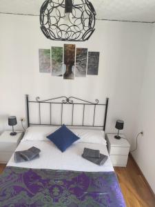 Schlafzimmer mit einem Bett und einem Kronleuchter in der Unterkunft Mirador de los Amantes - VUTE-23-019 in Teruel