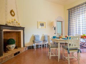 ein Wohnzimmer mit einem Tisch und einem Kamin in der Unterkunft Beautiful villa in Peccioli with private swimming pool in Molino Mazzetti