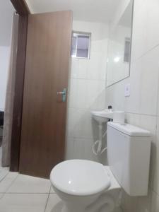 a bathroom with a toilet and a sink at Apartamento Aconchegante in Brasilia