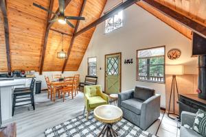 sala de estar y comedor con techos de madera en Munds Park Cabin Rental 40 Mi to Sedona!, en Munds Park