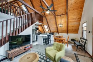 Posezení v ubytování Deck and Grill A-Frame Cabin in Munds Park!