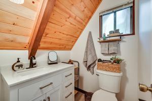 Fotografie z fotogalerie ubytování Deck and Grill A-Frame Cabin in Munds Park! v destinaci Munds Park + 22 fotografií