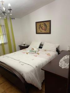 - une chambre avec un grand lit et des draps blancs dans l'établissement Case vacanze Corrado 2, à La Capriola