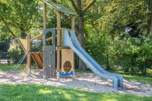 um parque infantil com escorrega num parque em Harmonie em Nordenham