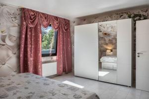 um quarto com uma cama e um espelho grande em Harmonie em Nordenham