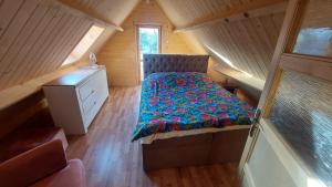 Habitación pequeña con cama y escritorio. en Domek z widokiem, en Międzybrodzie Bialskie