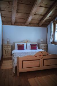 a bedroom with a large bed with red pillows at Cabana Bendis in Râşnov