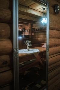 una mesa de madera en el medio de una habitación en Cabana Bendis en Rîşnov