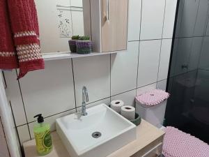 y baño con lavabo blanco y ducha. en Casa na Serra Gaucha Canela en Canela