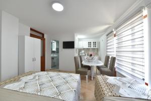 Kuchyň nebo kuchyňský kout v ubytování Apartmani Filipović