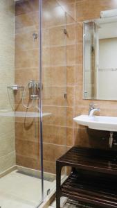 een badkamer met een douche en een wastafel bij Dar Guéliz in Marrakesh