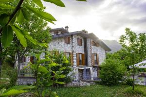 a stone house with trees in front of it at Agriturismo Il Castagneto in Supino