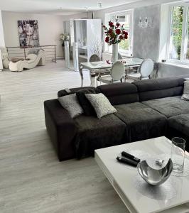 sala de estar con sofá y mesa en JB City Loft, en Hamburgo