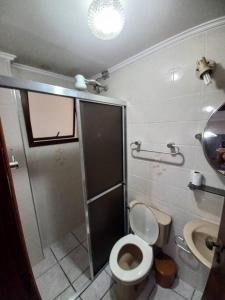 ein Bad mit einem WC, einer Dusche und einem Waschbecken in der Unterkunft Apto23 pérola - Nº 201 - A 150m Praia Grande in Ubatuba