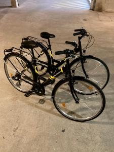 due biciclette parcheggiate l'una accanto all'altra in una strada di Charmant studio rénové 3 couchages Arcachon centre ville ad Arcachon
